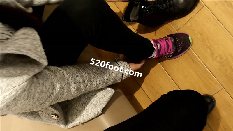 G2182白袜运动鞋美女试好了[00_00_41][20170328-141759-7].JPG