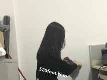 老板小三下班把鞋袜都留在了工位上，如果不品尝一番，太对不起自己了